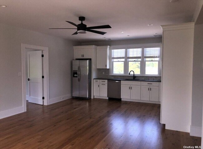Building Photo - 870 Love Ln