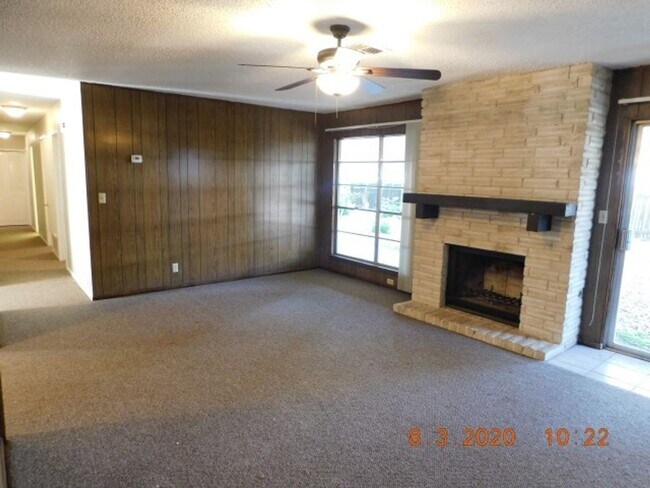 Foto del edificio - Spacious 4 bedroom 2 bath home in Camelot II