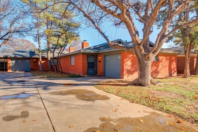 Foto del edificio - Wonderful 2 Bedroom 1.5 Bathroom Duplex!!!