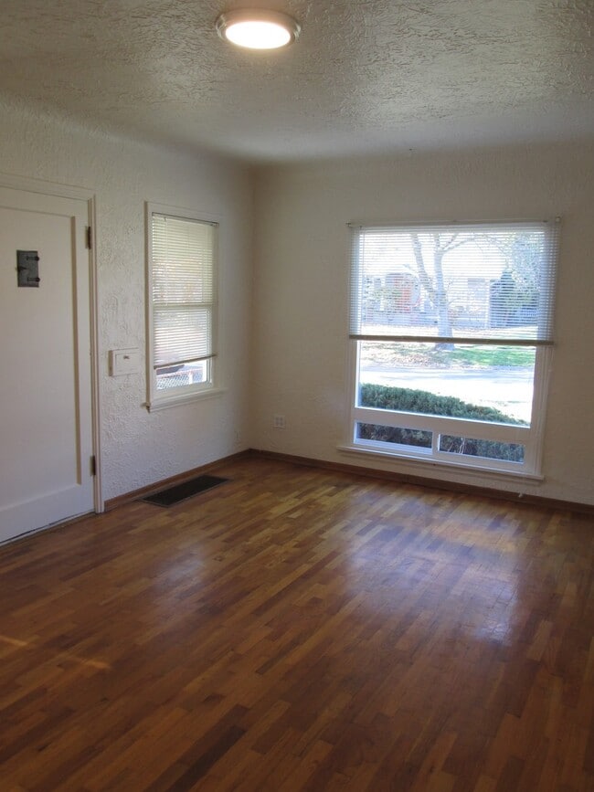 Building Photo - d219