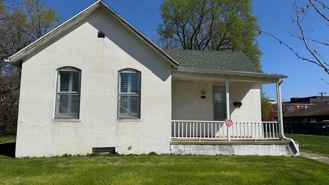 Building Photo - Great Home Near Hospital!