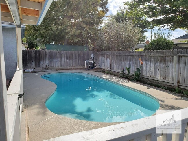 Building Photo - 1696 Pico Ave