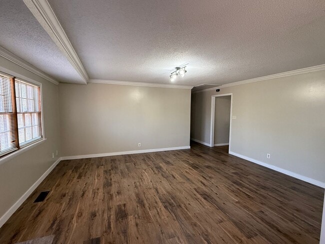 Building Photo - 3 Bedroom 2 Bathroom home available now in...