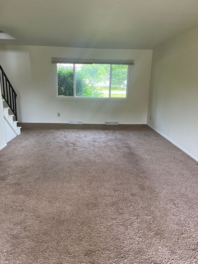 Building Photo - Grafton 3 Bedroom 2.5 bath Town Home