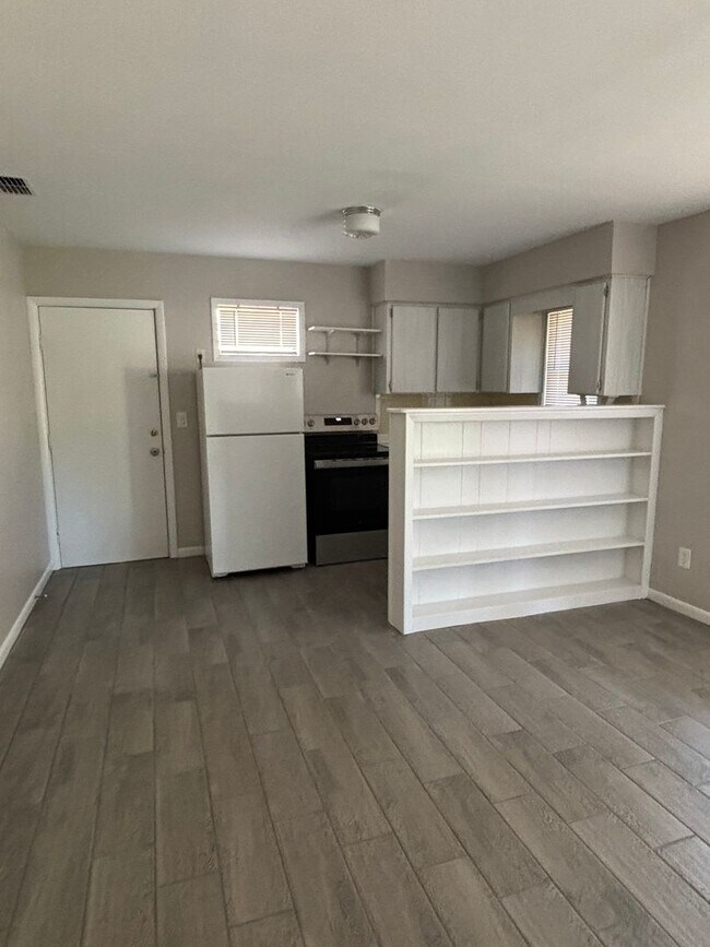 Building Photo - ONE BEDROOM DUPLEX IN ZEPHYRHILLS