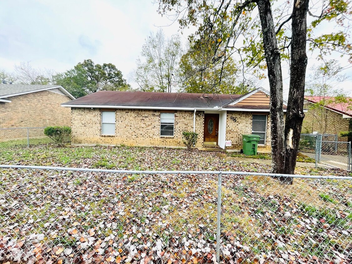 Primary Photo - ** 3 Bed 2 Bath located in Regency Park **...