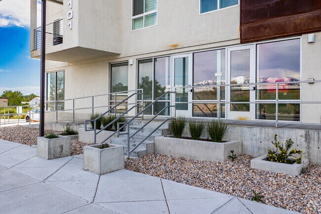 Entrada al edificio - 2101 N Main St