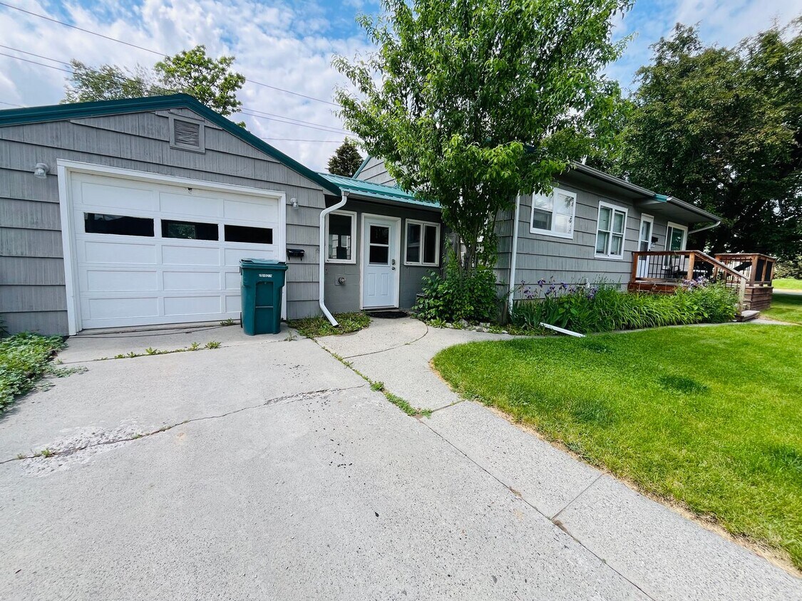 Foto principal - 1820 6th St W