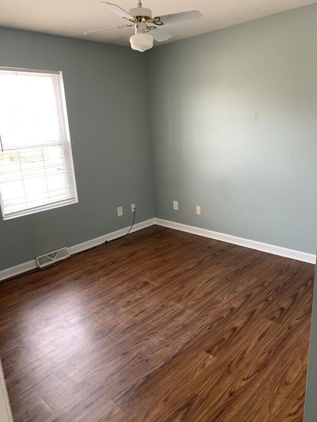Building Photo - Woodview Dr NiVa