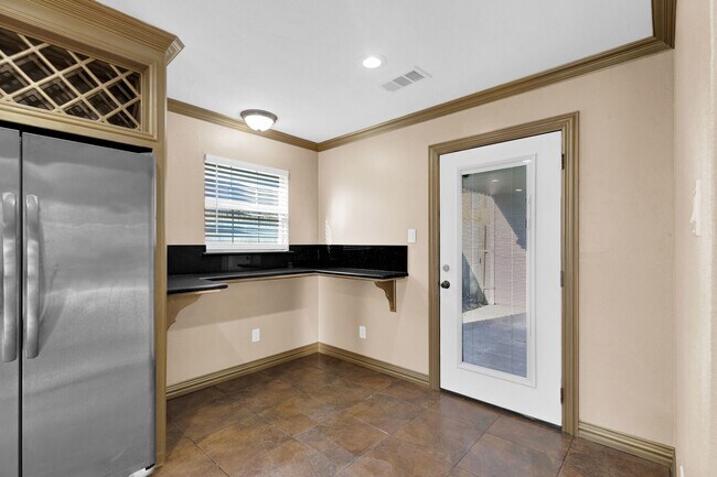 Building Photo - 4838 Delano St