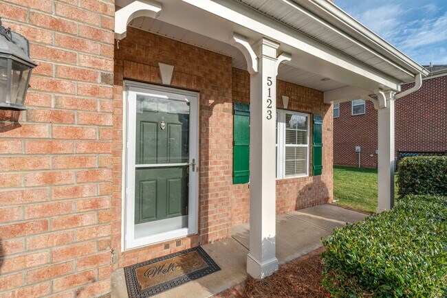 Foto del edificio - (Coming Soon) 5 Bedroom Brick Home in Matthews!