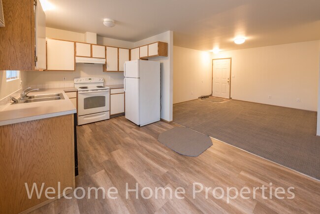 Building Photo - Great 2 bedroom apartment with all-new carpet