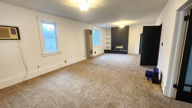 Foto del edificio - 3 Bed 1 Bath Home with Garage
