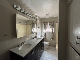 Building Photo - 512 150 E