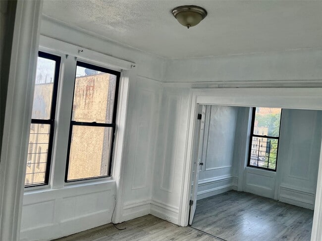 Building Photo - 3064 Albany Crescent