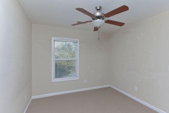 Building Photo - 3 Bedroom, 2.5 Bathroom in Pennington Squa...