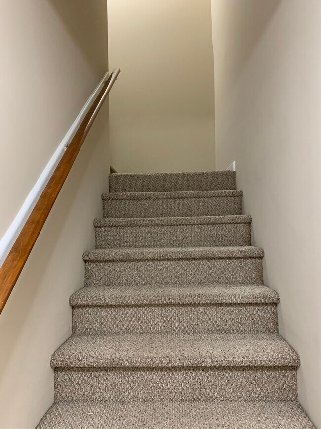 Foto del edificio - Townhome just minutes to Gate 2.