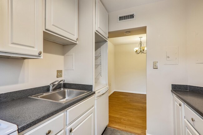 Foto del edificio - 7611 Maple Ave