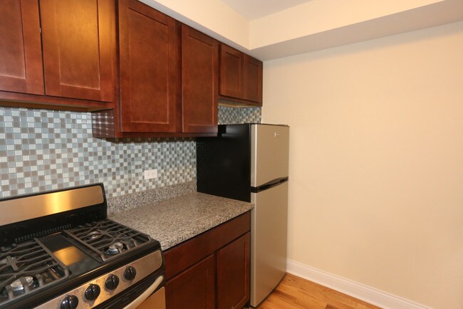 Building Photo - 555 W Arlington Pl