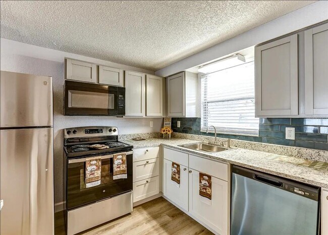 Building Photo - 9901 Aquarius Dr
