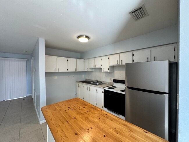 Foto del edificio - 8761 40th Ter N