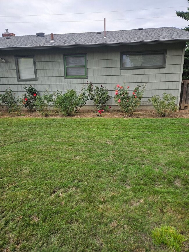 Building Photo - Quaint 2 Bedroom 2 Bath home