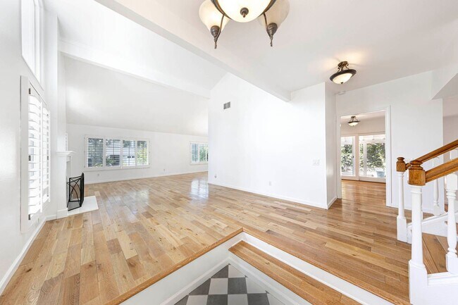 Building Photo - Charming Corner Lot Home on Oversized 10,000 Sq Ft Lot