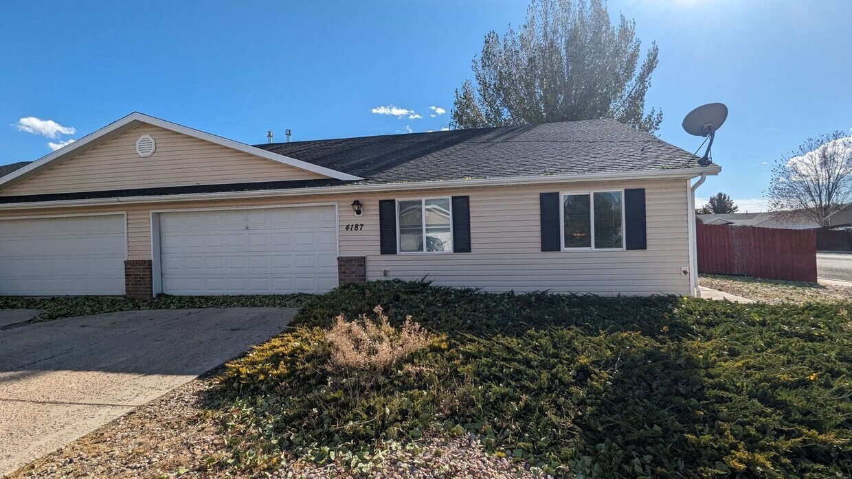 Primary Photo - 3 Bedroom 2 Bath Twin Home, 2 Car Garage w...
