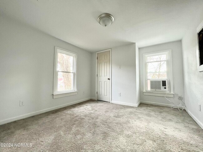 Foto del edificio - 109 E Ward St