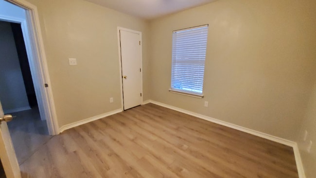 Building Photo - 1408 Riverside Dr
