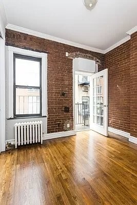 Foto principal - 219 E 23rd St