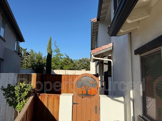 Building Photo - 16615 English Country Trail