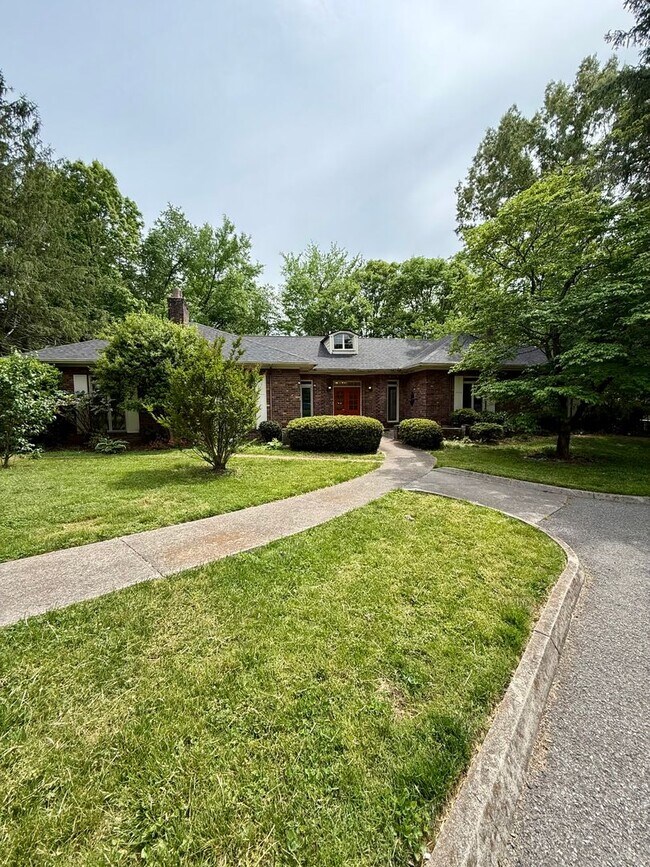Foto del edificio - Knoxville 37909 - 2 bedroom, 1.5 bath unit, duplex - Contact Chad Weeks (865) 567-6193