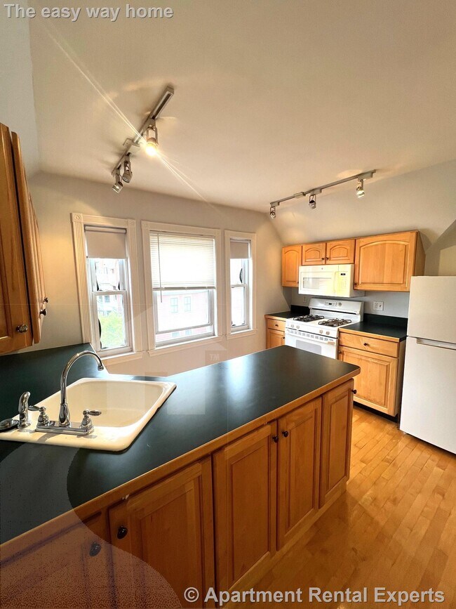 Building Photo - 1 Bedroom - Steps to Davis Square!
