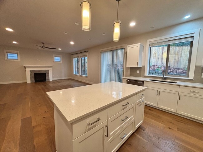 Building Photo - Beautiful 4 Bedroom Home w/ Large Media Ro...