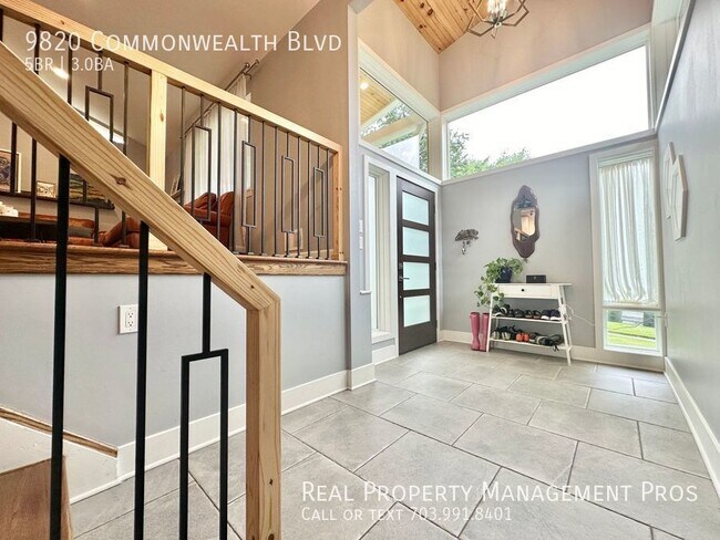 Foto del edificio - Updated Mid-Century 5 BED 3 BATH - FULLY E...