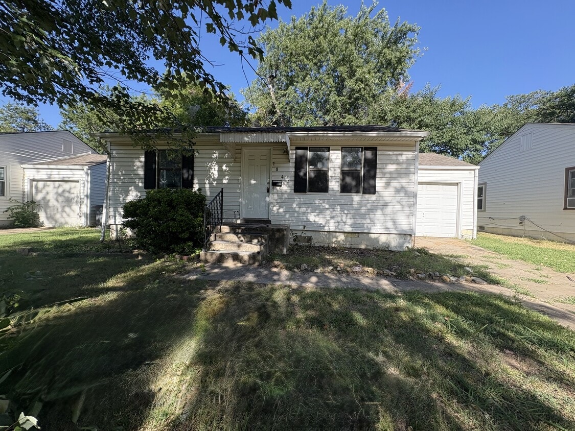 Primary Photo - 1044 N Oswego Ave