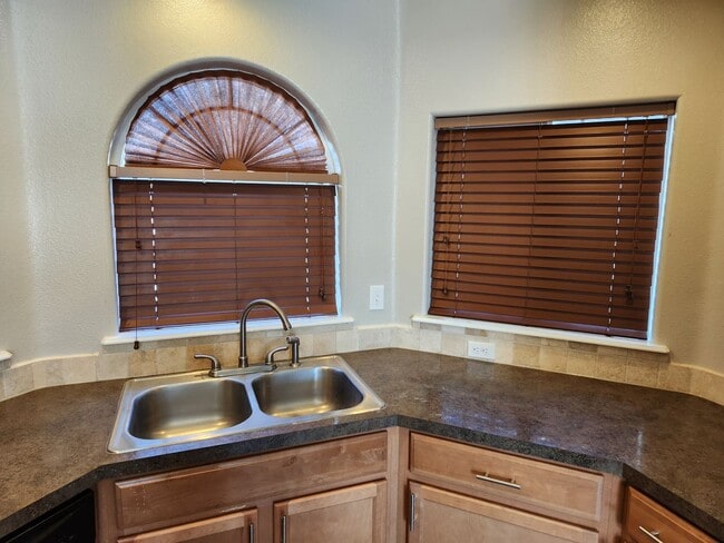 Building Photo - Nice newer 3 bedroom