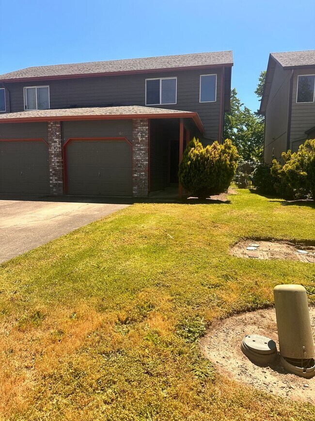 Foto del edificio - Large 2-story Duplex ~ 3 Bed / 1.5 Bath