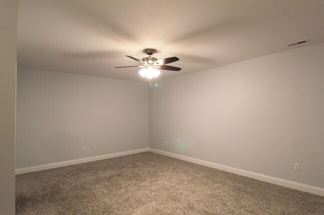 Building Photo - Spacious 3–4 Bedroom Townhome in Prime Loc...