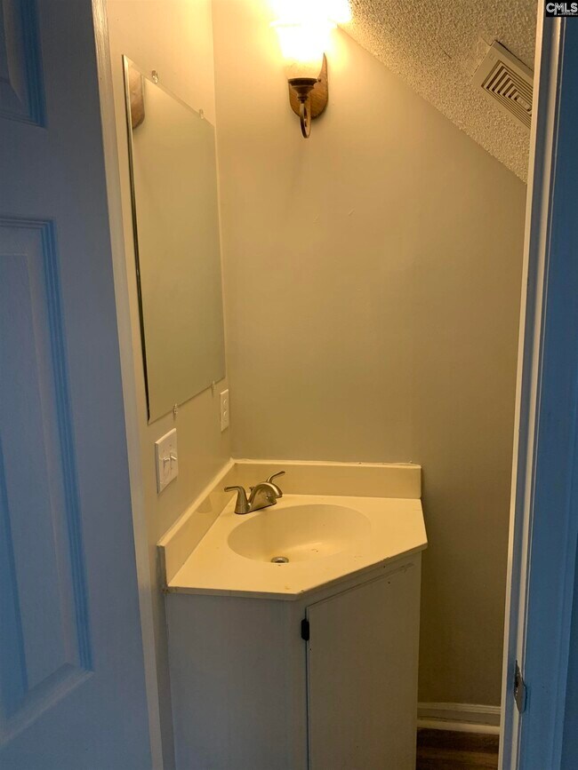 Building Photo - 14 Londonderry Square