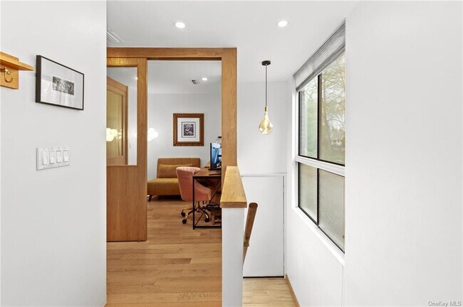 Foto del edificio - 150 N Bedford Rd