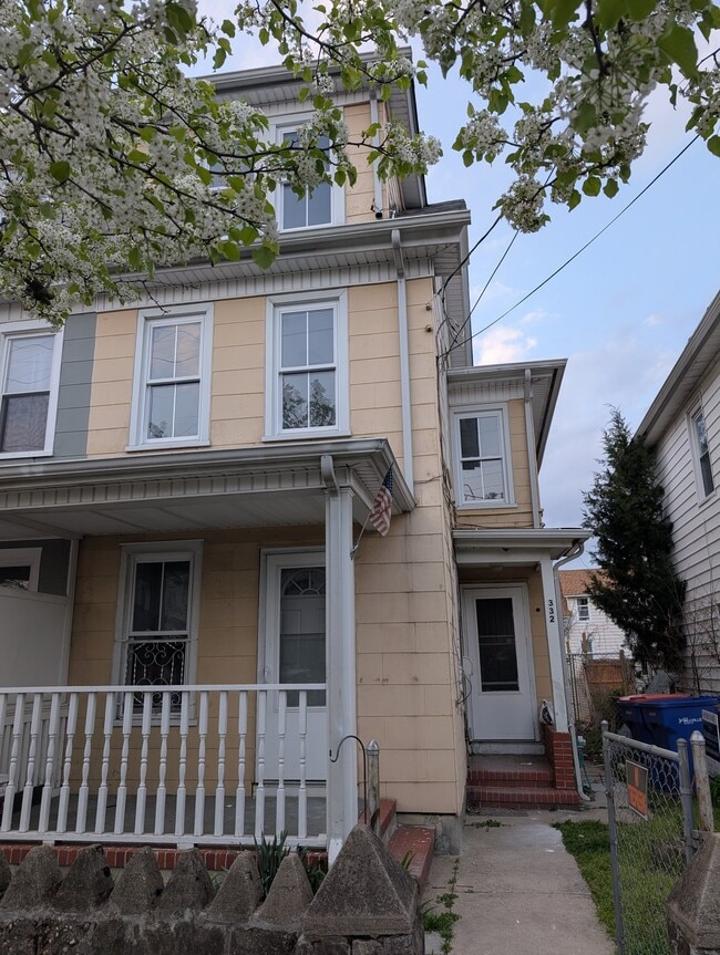 Building Photo - 332 E Broad St