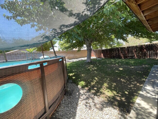 Foto del edificio - 42855 Yew St