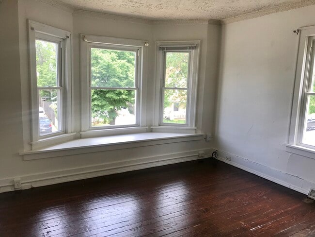 Building Photo - 208 W 14th St