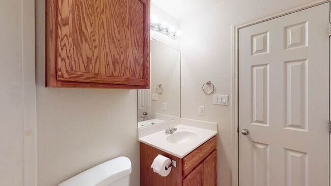 Foto del edificio - FREE DECEMBER RENT!!!