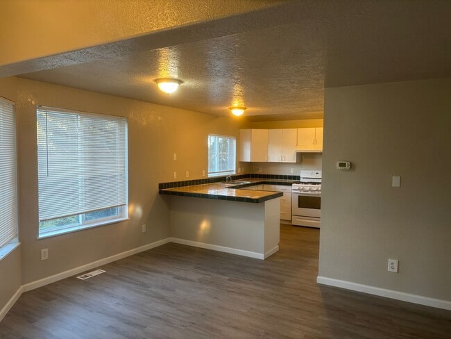 Building Photo - 3 Bedroom 3 Bath House *Move in special $1,000 off first months rent*