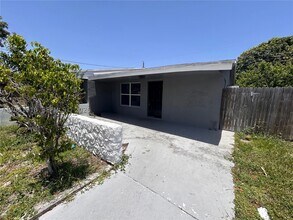Building Photo - 3070-3072 NW 12th Ct