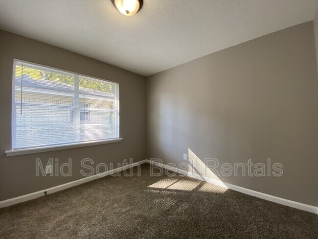 Foto del edificio - 6 Point O Woods Dr