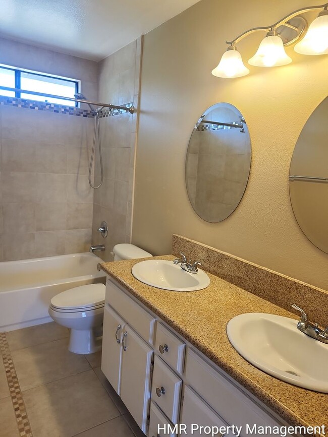 Building Photo - Spacious Town House